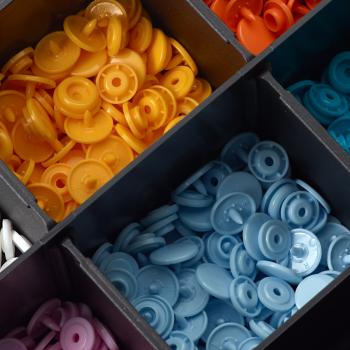Color Snaps Box mit 300 Knöpfen + Werkzeug-Set