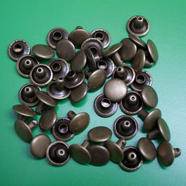 24 Hohlnieten 9 mm altmessing